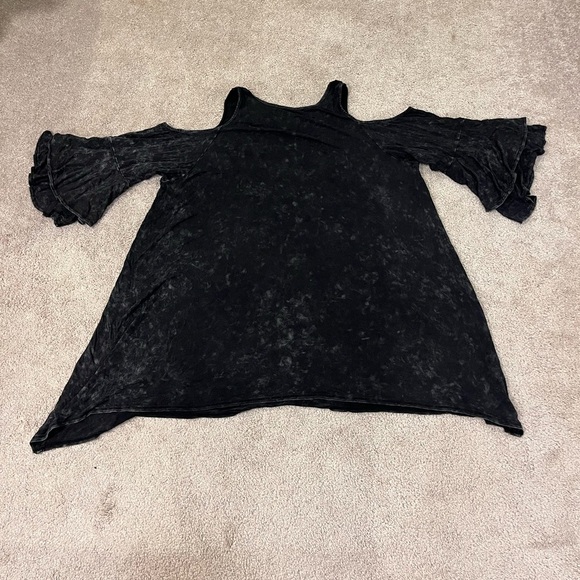 Torrid Super Soft Scoop Neck Cold Shoulder Sharkbite Hem Top - Picture 7 of 7